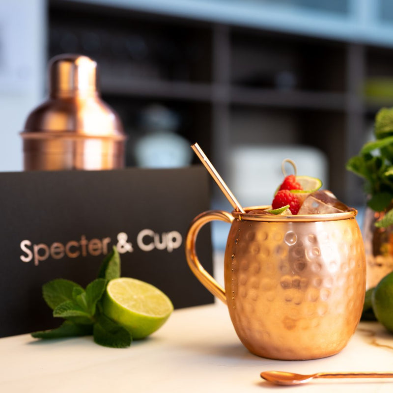 Specter & Cup Kupferbecher mit Lime und einer Himbeere als Garnitur